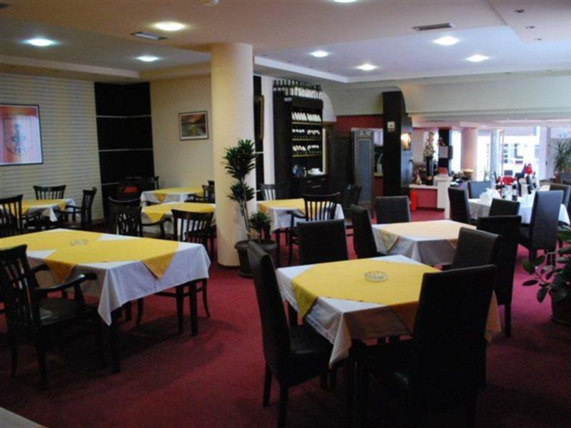 Hotel Adria Pristina Kültér fotó
