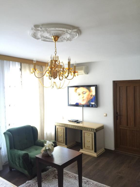 Hotel Adria Pristina Kültér fotó