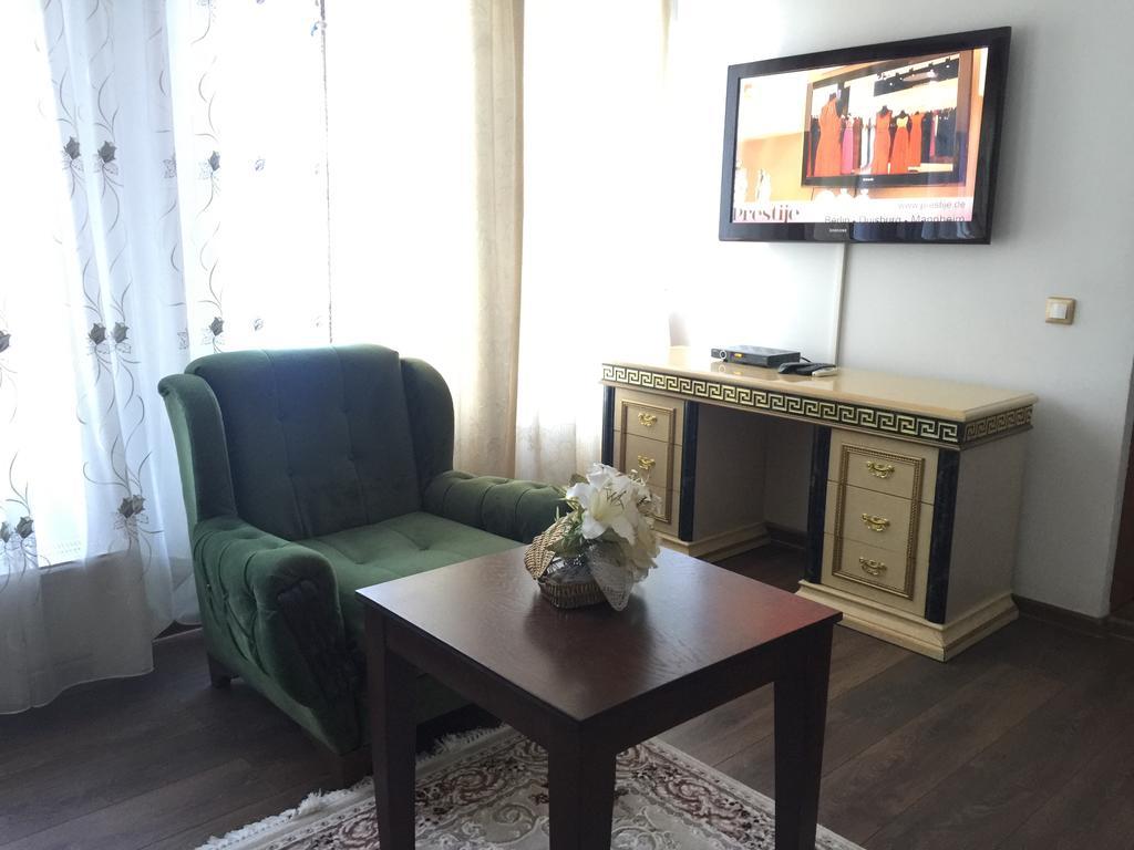 Hotel Adria Pristina Kültér fotó