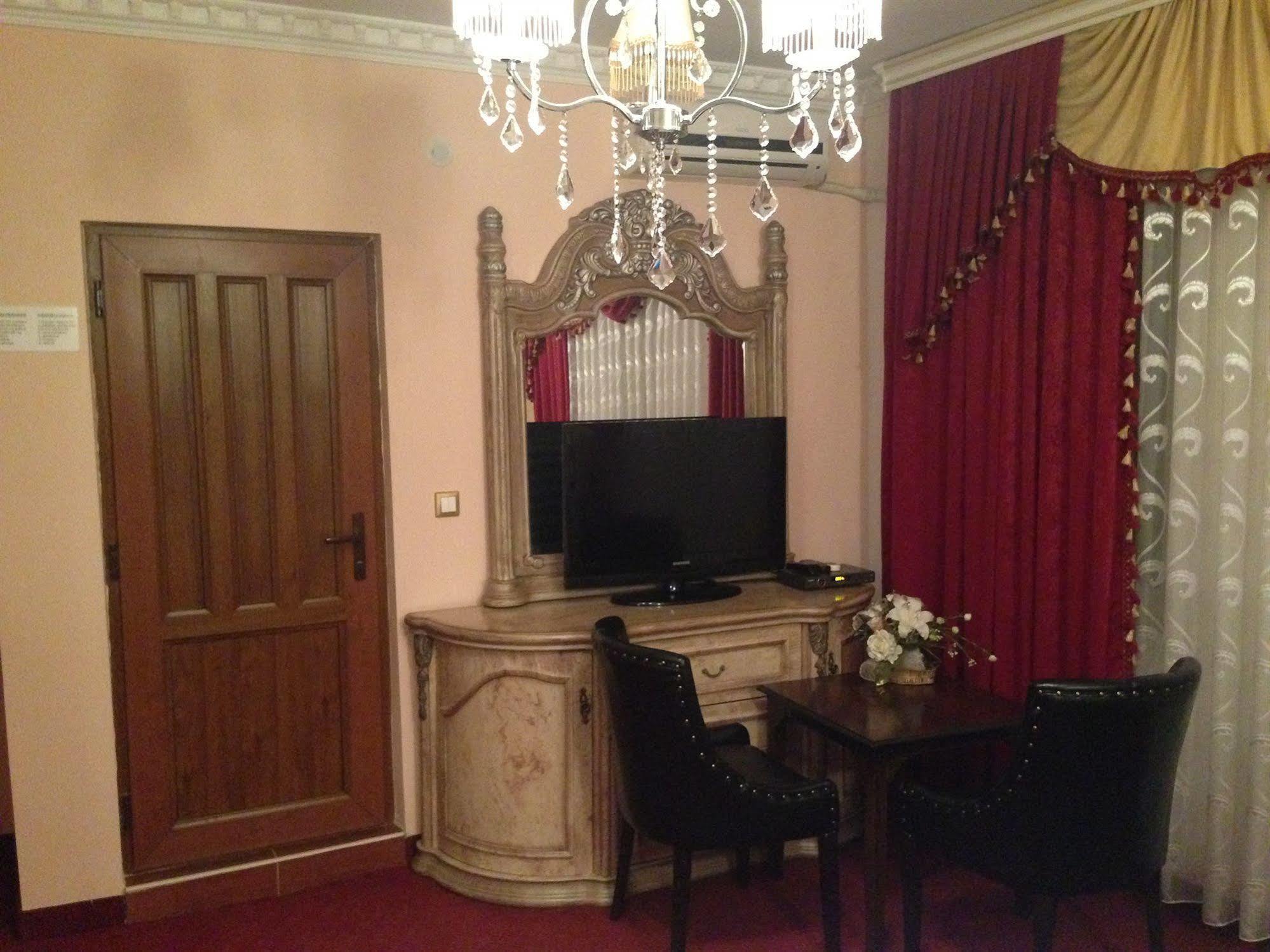 Hotel Adria Pristina Kültér fotó