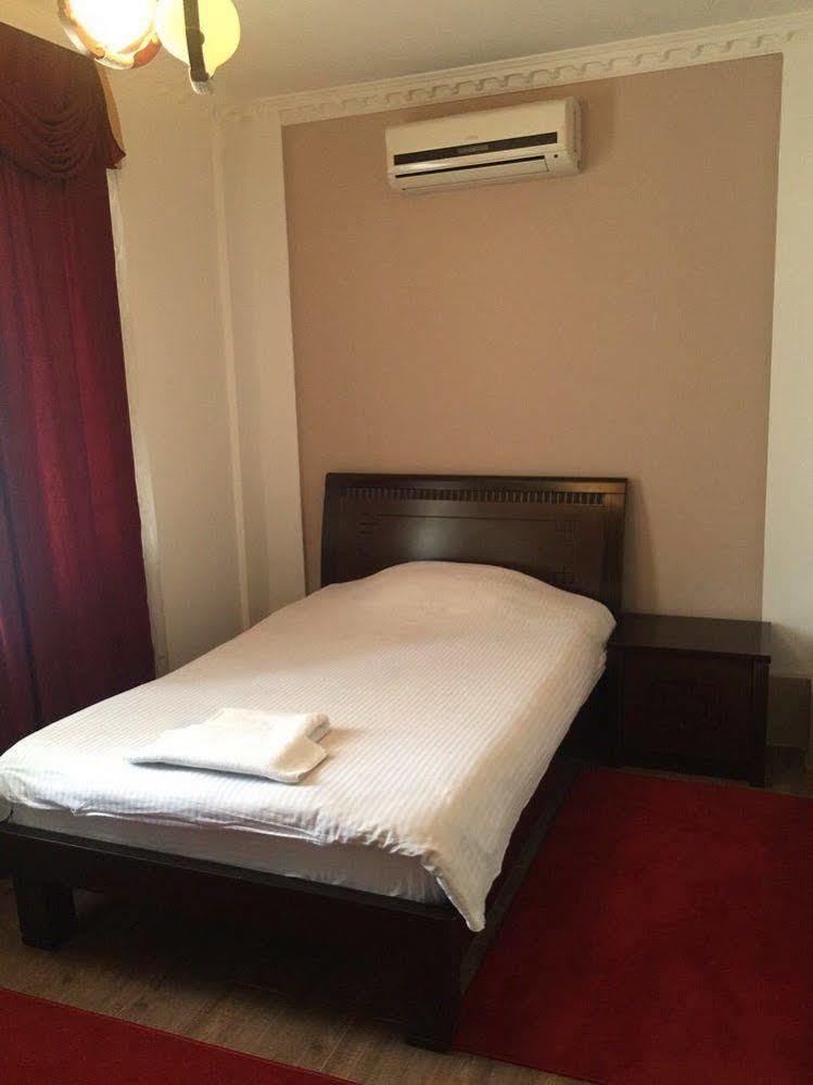 Hotel Adria Pristina Kültér fotó