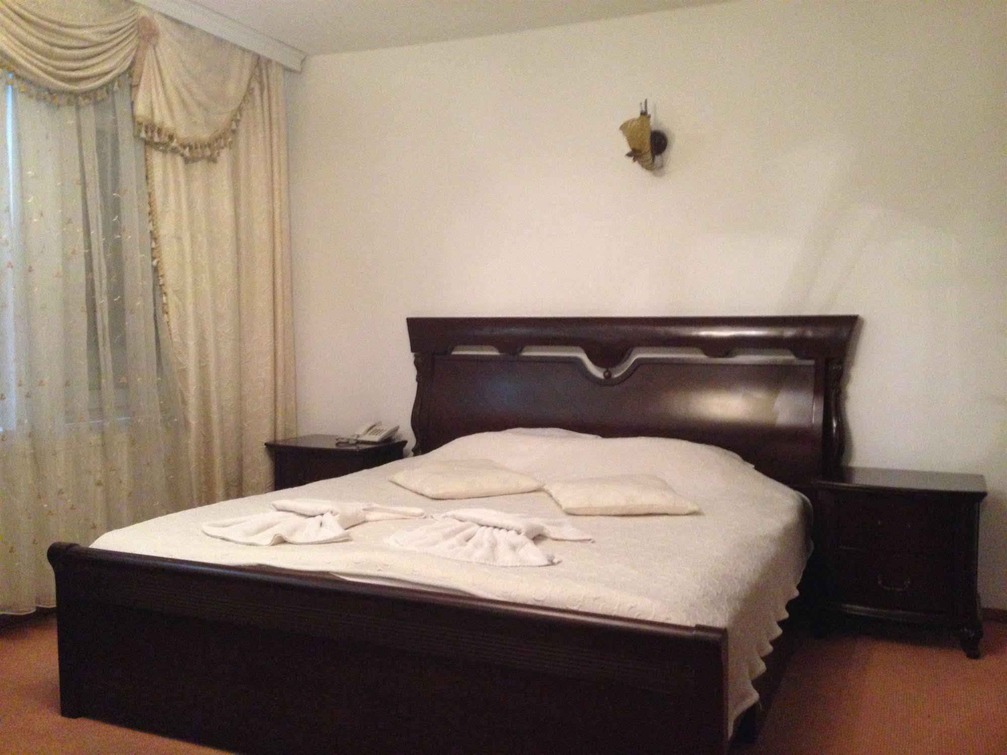 Hotel Adria Pristina Kültér fotó