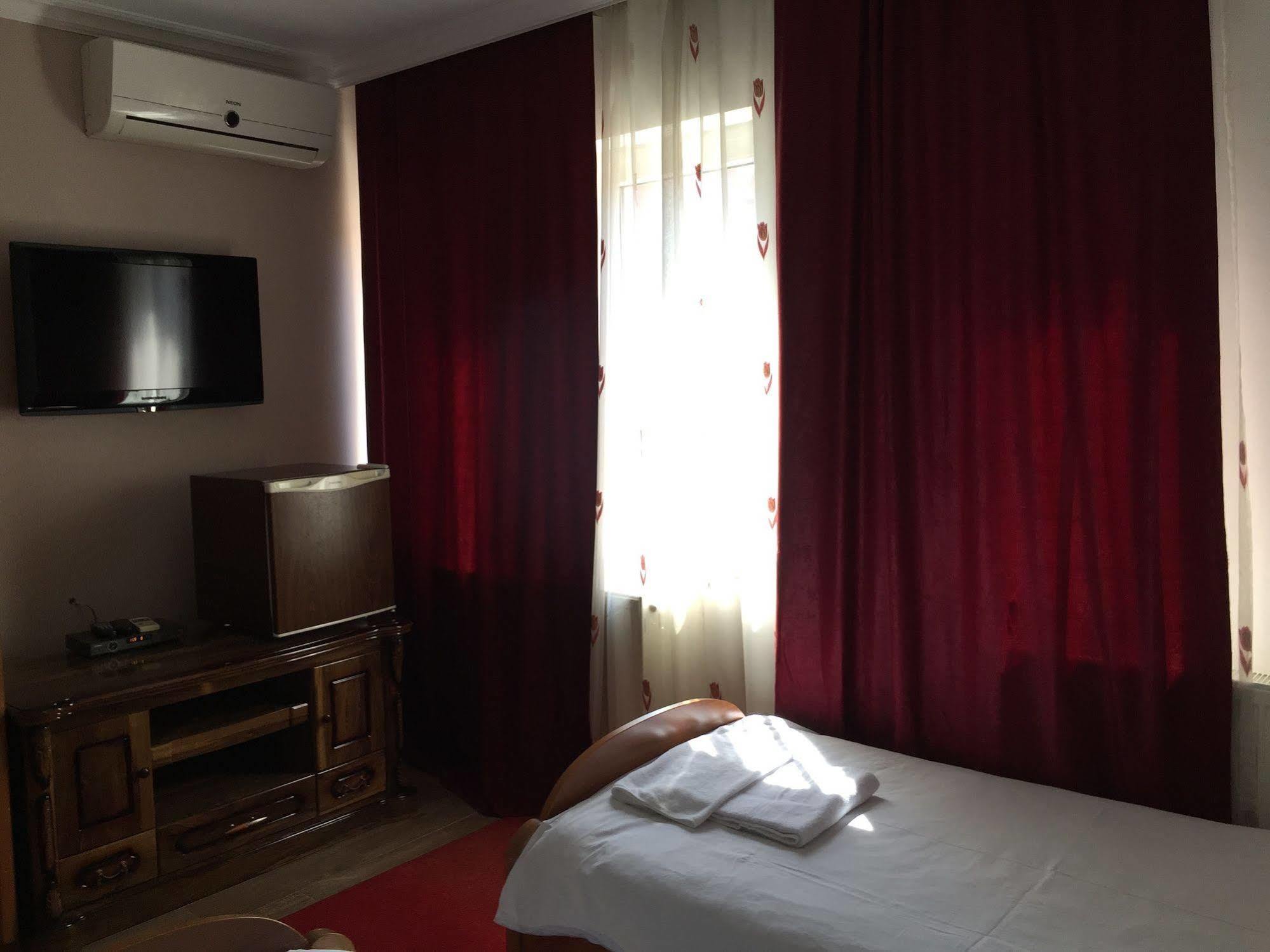 Hotel Adria Pristina Kültér fotó