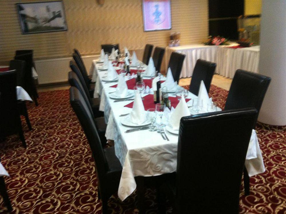 Hotel Adria Pristina Kültér fotó